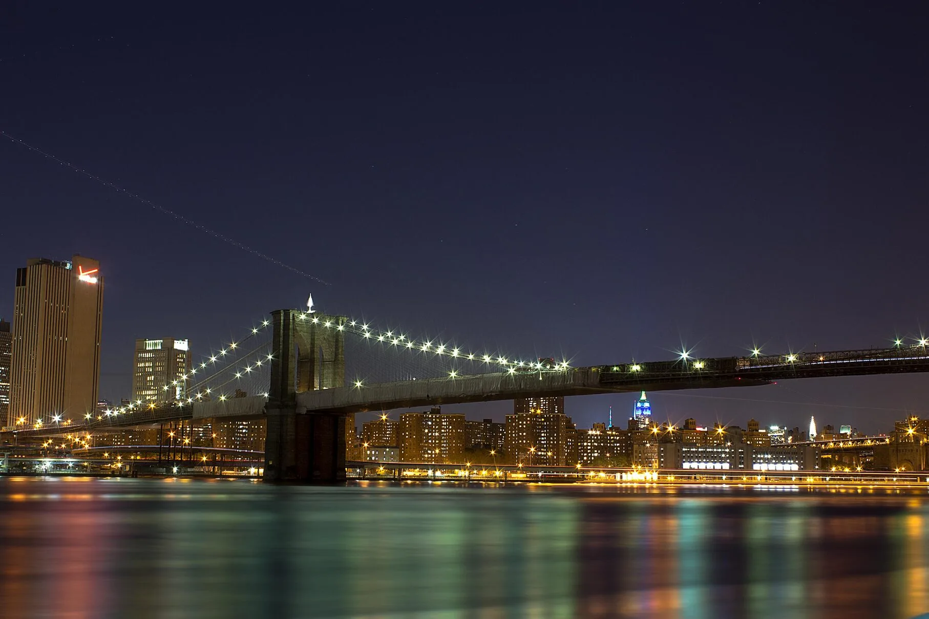 Pemandangan City Light Manhattan dan Brooklyn Bridge
