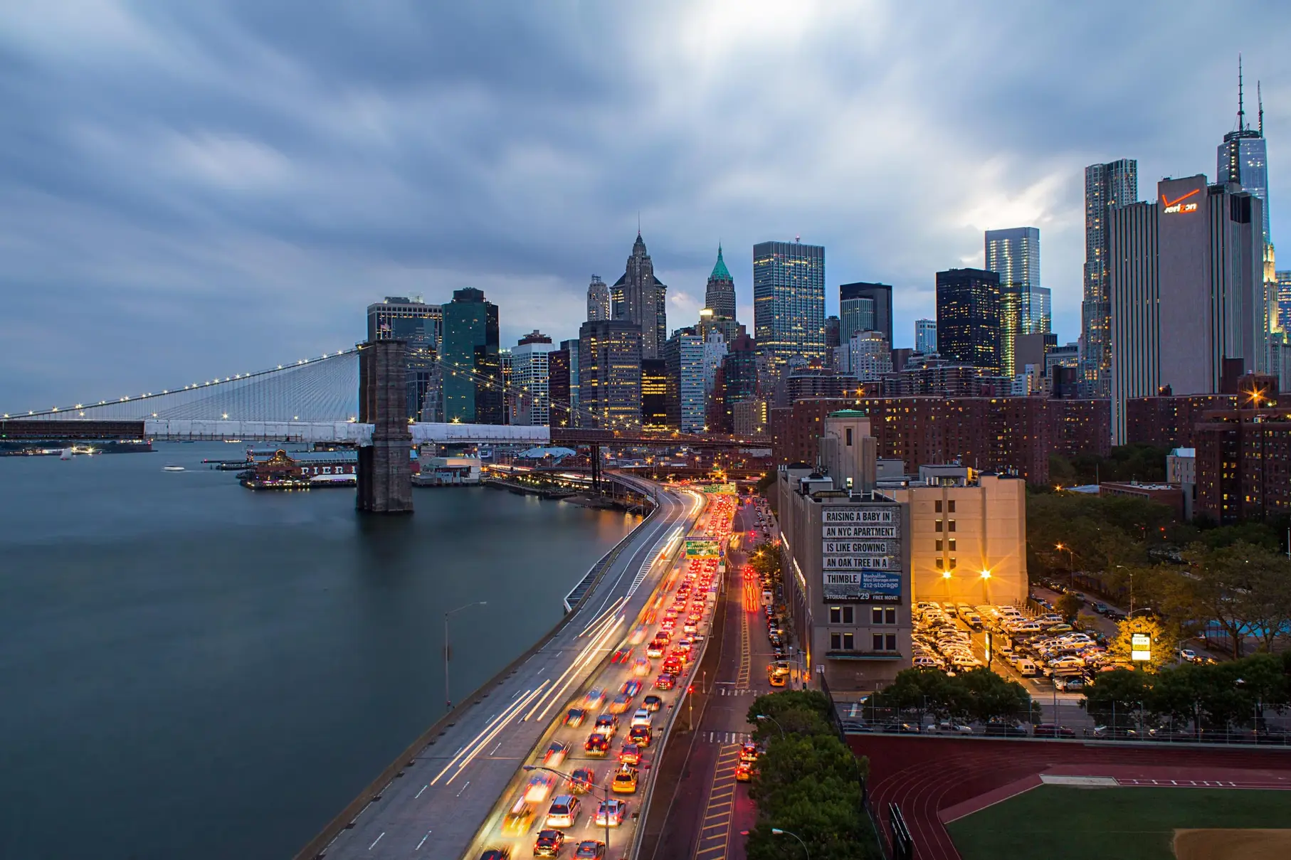 Pemandangan malam hari di Manhattan